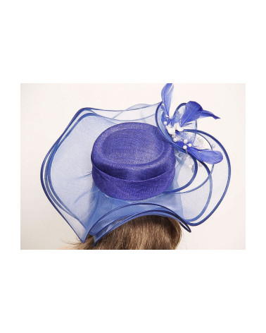 Chapeau de cérémonie grand format en sisal et perles coloris bleu roi