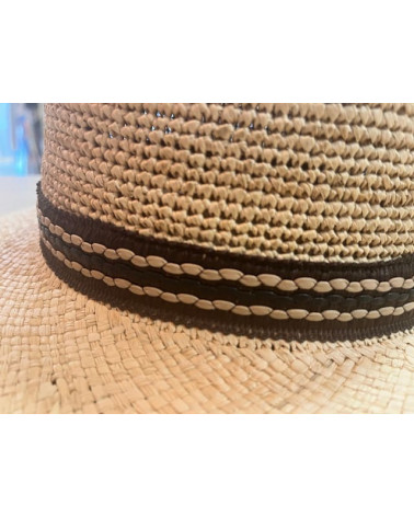 Chapeau forme casquette en 100% paille naturelle avec ruban brun beige