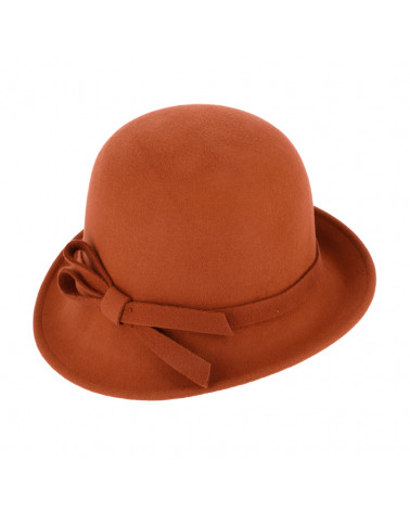 Chapeau rétro forme cloche asymétrique en feutre coloris cannelle - Chapo & co