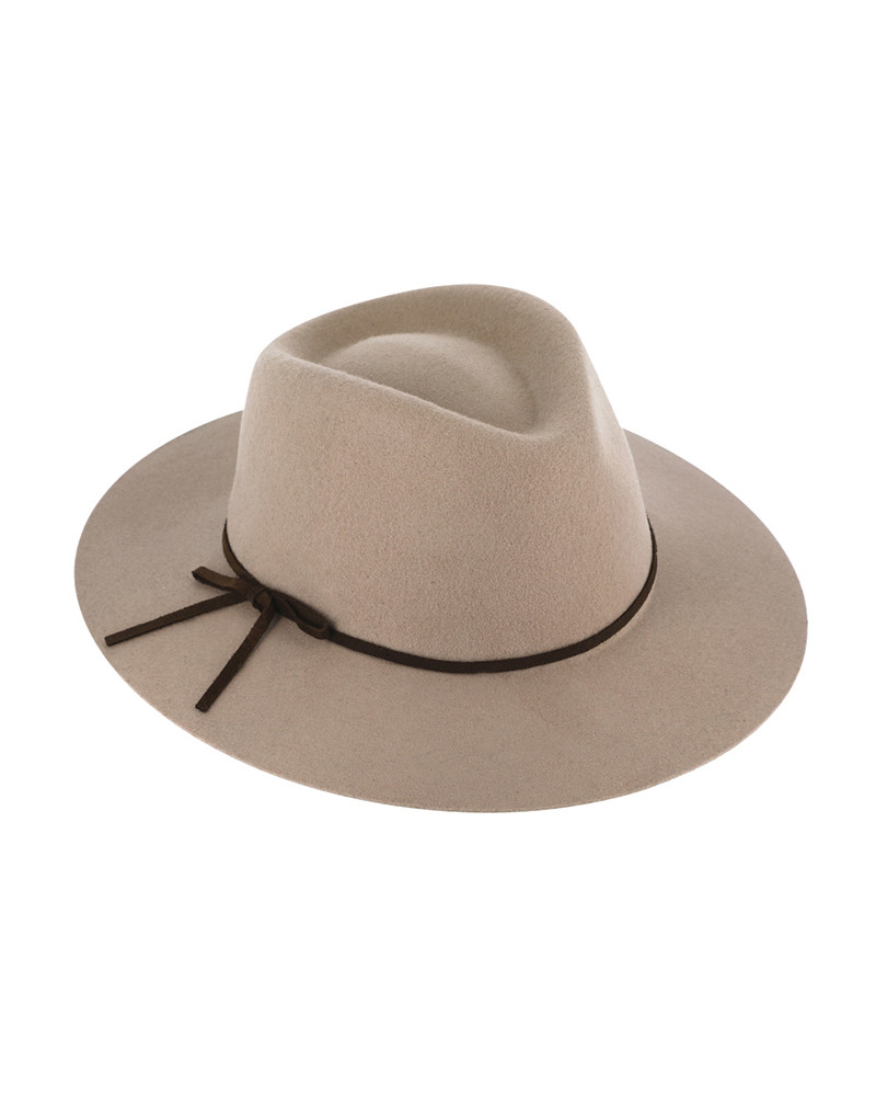 Chapeau forme traveller en feutre coloris beige avec cordon cuir