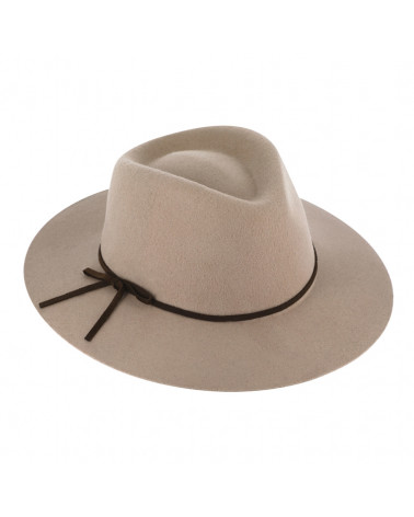 Chapeau forme traveller en feutre coloris beige avec cordon cuir