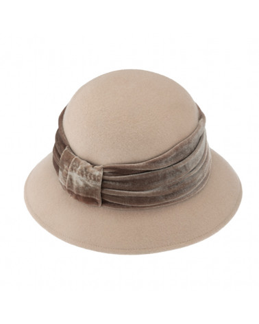 Chapeau rétro forme cloche en feutre coloris beige avec ruban velours