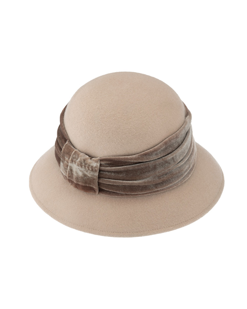 Chapeau rétro forme cloche en feutre coloris beige avec ruban velours