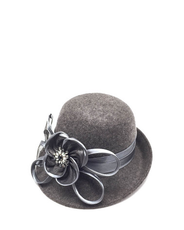 Chapeau rétro forme cloche asymétrique en feutre coloris gris avec grosse fleur grise