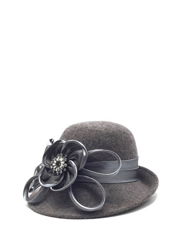 Chapeau rétro forme cloche asymétrique en feutre coloris gris avec grosse fleur grise