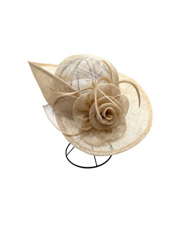 Chapeau de cérémonie en paille sisal coloris ocre avec décor fleurs