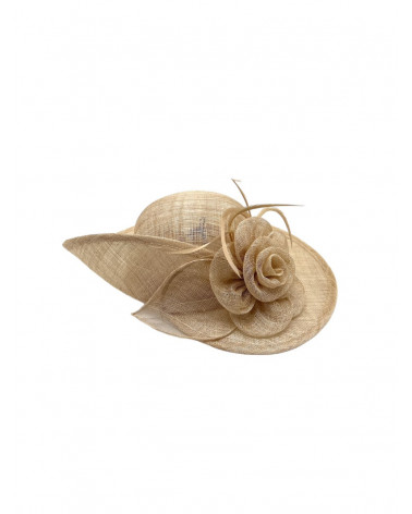 Chapeau de cérémonie en paille sisal coloris ocre avec décor fleurs