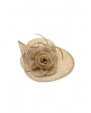 Chapeau de cérémonie en paille sisal coloris ocre avec décor fleurs