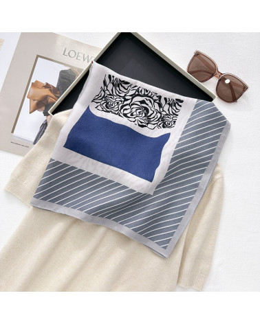 Petit carré 70x70 toucher soie en viscose coloris bleu motif animalier
