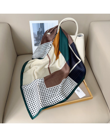 Petit carré 70x70 toucher soie en viscose coloris vert motif géométrique