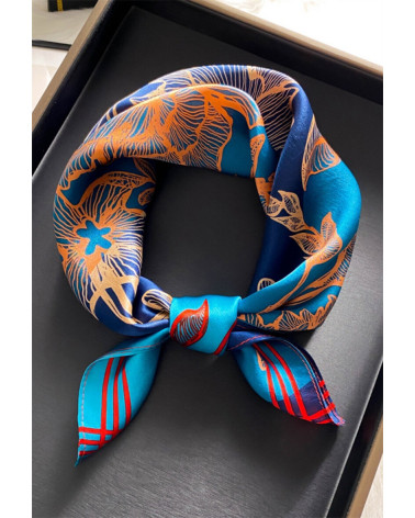 Petit carré 70x70 au toucher soie en polyester coloris marine imprimé fleurs