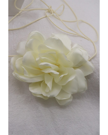 Choker Fleur en Tissu écru– Collier Ras-du-Cou Élégant et Romantique