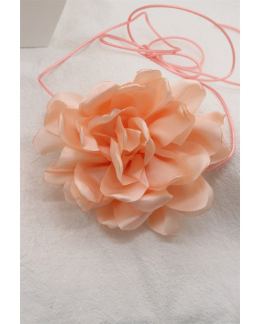 Choker Fleur en Tissu saumon – Collier Ras-du-Cou Élégant et Romantique