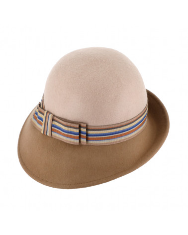 Chapeau forme cloche en feutre de laine bicolore beige et asymétrique