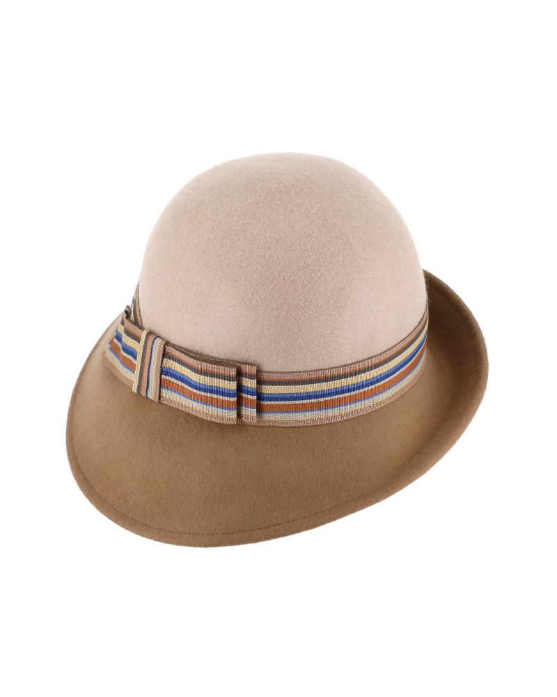 Chapeau forme cloche en feutre de laine bicolore beige et asymétrique