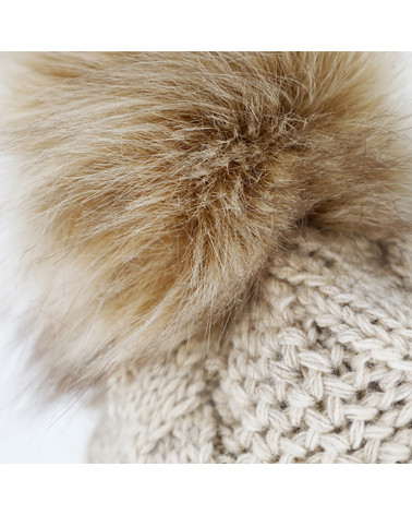 Bonnet tricot beige à torsades avec pompon fourrure synthétique