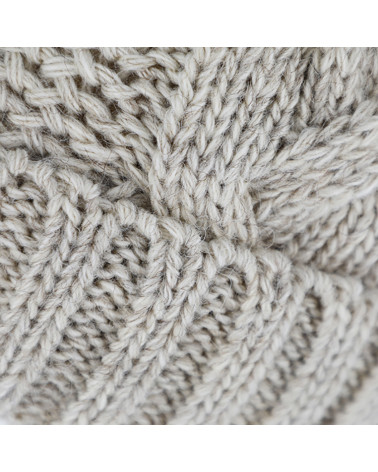 Bonnet tricot beige à torsades avec pompon fourrure synthétique