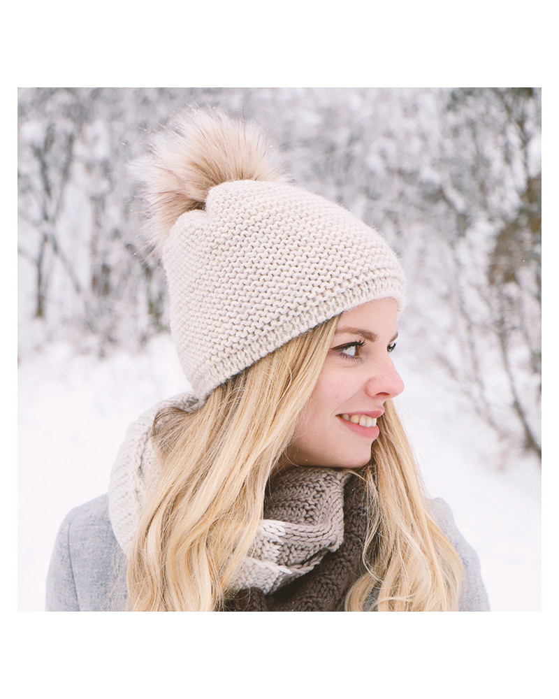 Bonnet doublé point mousse avec pompon fourrure coloris beige