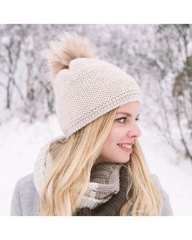 Bonnet doublé point mousse avec pompon fourrure coloris beige