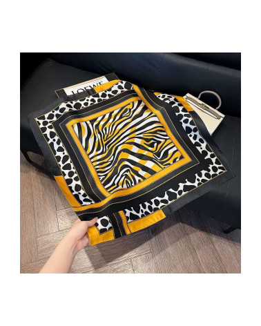 Carré 70x70 toucher soie imprimé fantaisie léopard noir - Chapo & Co