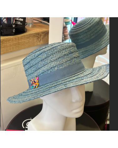 Chapeau canotier en 100 % paille coloris orné d'un bijou fantaisie pf1018 bleu