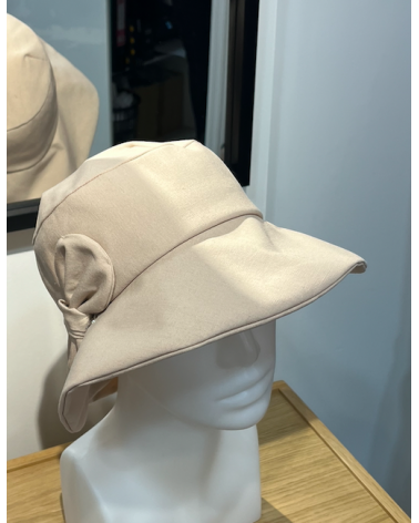 Chapeau d'été forme bob en tissu souple coloris beige avec noeud fantaisie assorti