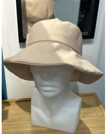 Chapeau d'été forme bob en tissu souple coloris beige avec noeud fantaisie assorti