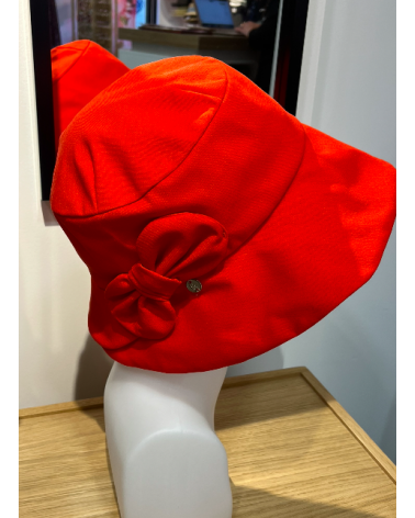 Chapeau d'été forme bob en tissu souple coloris corail avec noeud fantaisie assorti