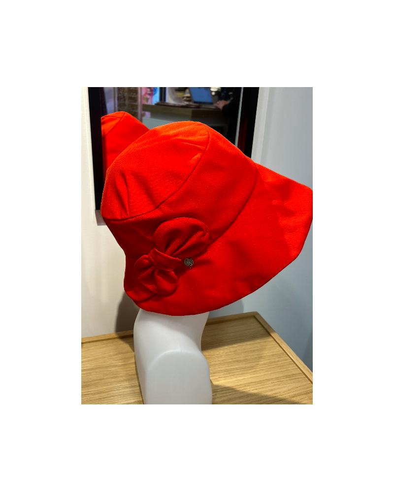 Chapeau d'été forme bob en tissu souple coloris corail avec noeud fantaisie assorti